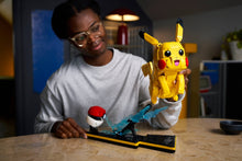 72152 Pikachu and Poké Ball