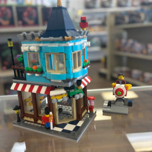 31105 Townhouse Toy Store (Retired) (Previously Owned)