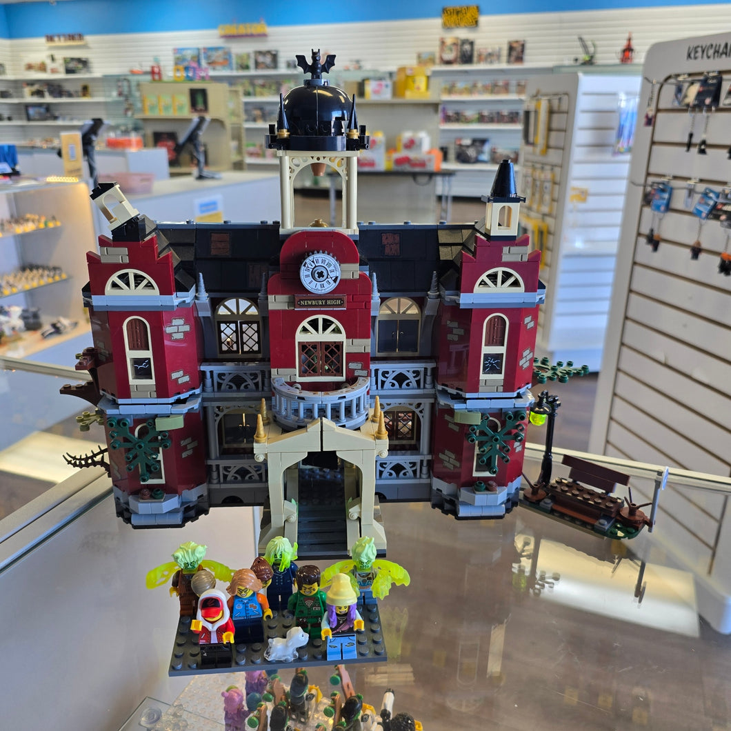 70425 Newbury Haunted High School (Retired) (Previously Owned)