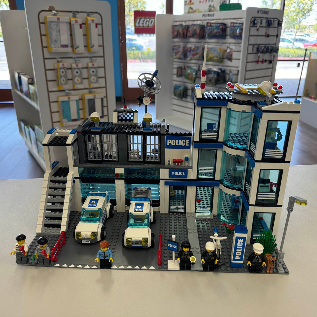 7498 Police Station (Retired) (Previously Owned)