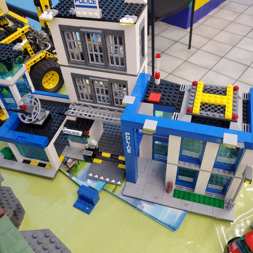 Fader fage klassisk Rektangel 60047 LEGO City: Police Station (Retired) (Previously Owned) – Bricks and  Minifigs Ontario