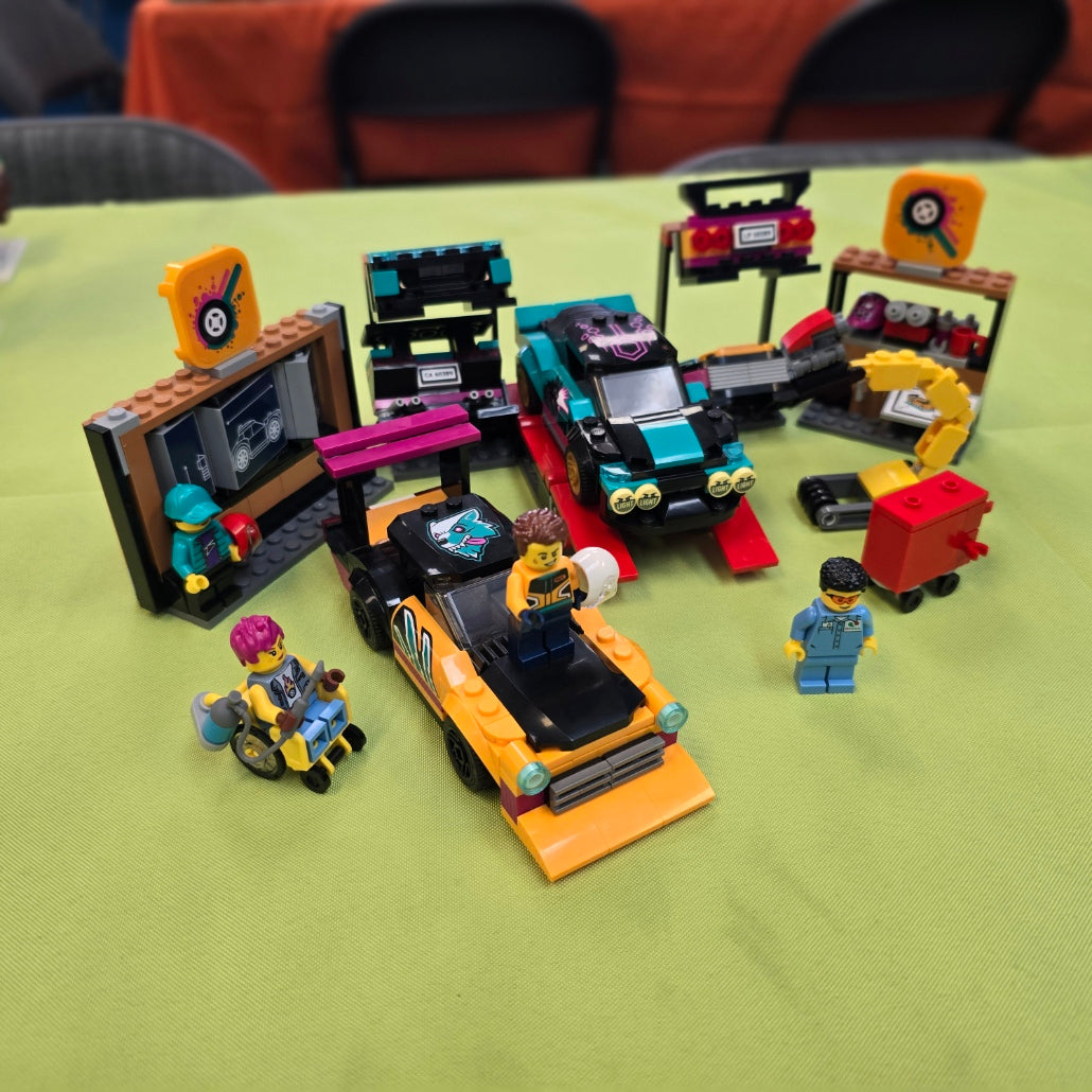 60389 LEGO City: Custom Car Garage (Previously Owned)