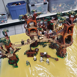 10236 Star Wars Ewok Village UCS (Retired) (Previously Owned)