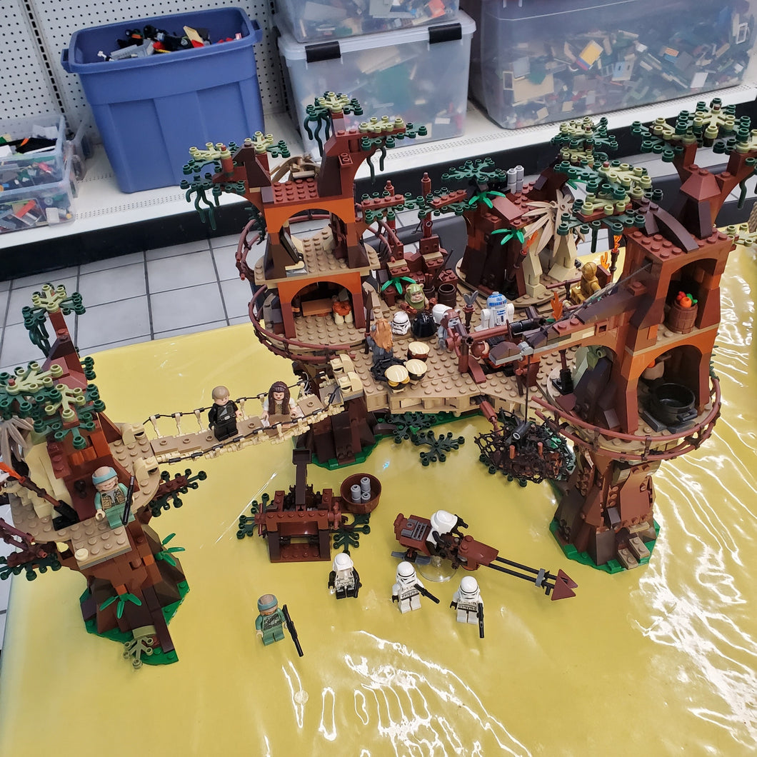 10236 Star Wars Ewok Village UCS (Retired) (Previously Owned)