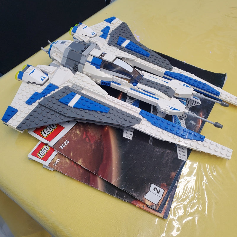 9525 Pre Vizsla's Mandalorian Fighter (Retired) (Previously Owned