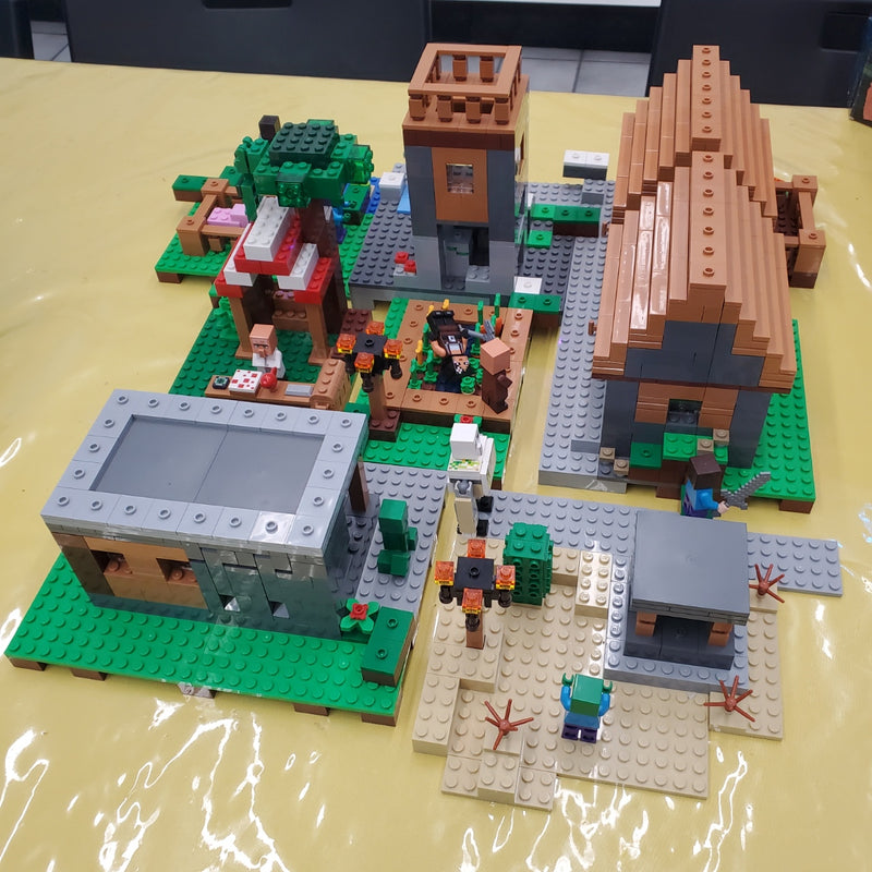 21128 Minecraft The Village (Retired) (Previously Owned) – Bricks